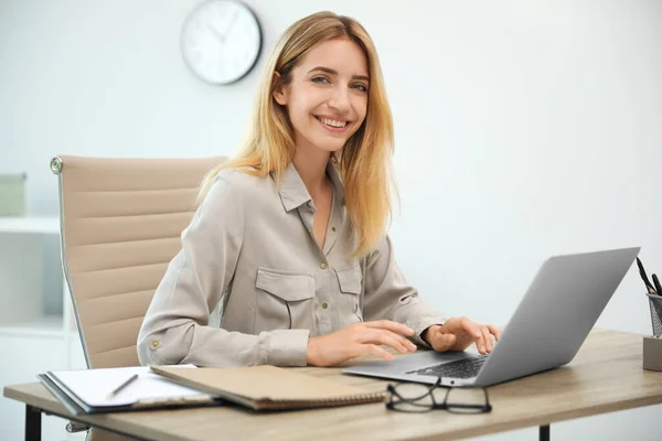 Mulher Muito Jovem Trabalhando Com Laptop Escritório — Fotografia de Stock