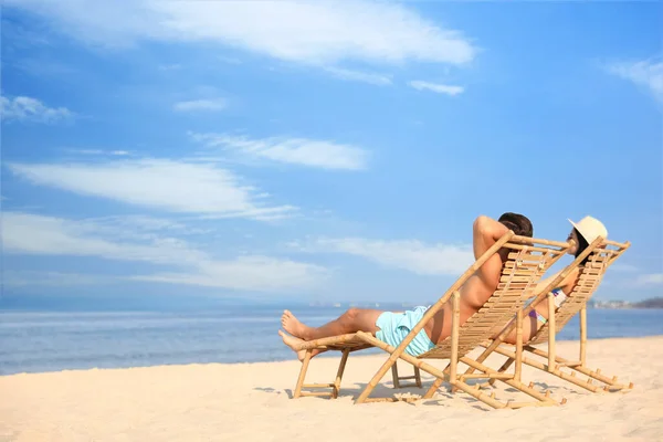 Pareja Descansando Soleada Playa Del Resort Espacio Para Texto — Foto de Stock