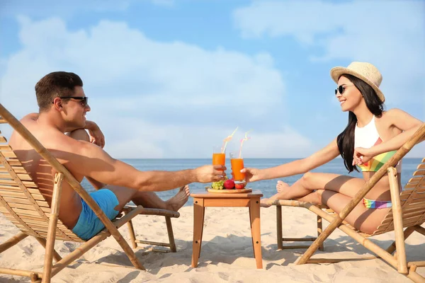 Pareja Con Bebidas Descansando Soleada Playa Del Resort — Foto de Stock