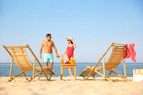 Pareja Feliz Descansando Playa Soleada Resort —  Fotos de Stock