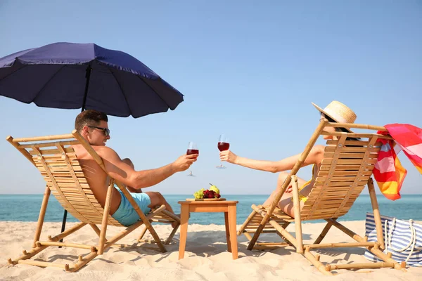 Casal Feliz Com Vinho Praia Ensolarada Resort — Fotografia de Stock