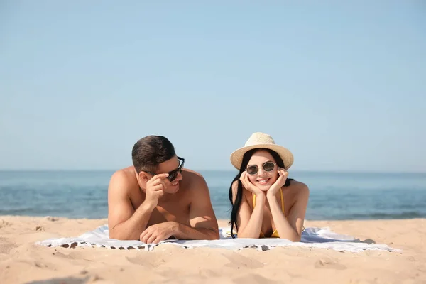 Glückliches Paar Ruht Sich Sonnigen Strand Resort Aus — Stockfoto