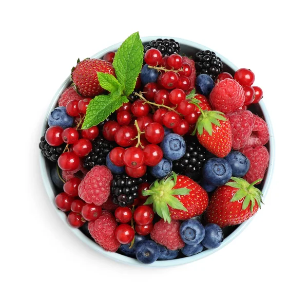 混合不同的新鲜浆果和薄荷糖在白色背景的碗 顶部视图 — 图库照片