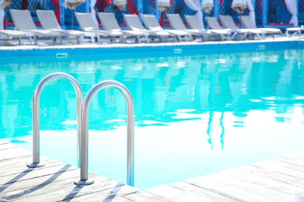 Escalera Con Barras Agarre Piscina Aire Libre — Foto de Stock