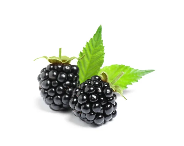 Delicious Fresh Ripe Blackberries Leaves Isolated White — Stock Photo, Image