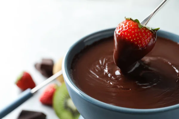 Erdbeere Fonduetopf Mit Schokolade Tauchen Nahaufnahme — Stockfoto