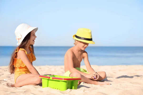 Bonito Crianças Brincando Com Brinquedos Plástico Praia Areia — Fotografia de Stock