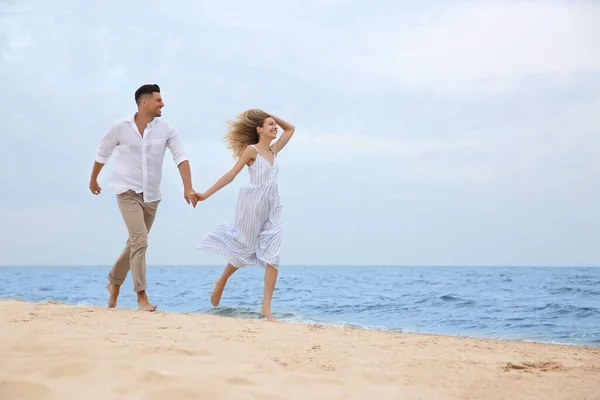 Счастливая Пара Бегает Пляжу Место Смс Романтическая Прогулка — стоковое фото