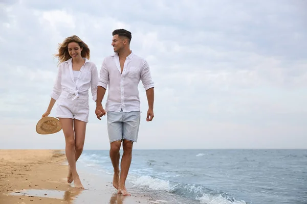 Pareja Feliz Teniendo Paseo Romántico Playa Espacio Para Texto —  Fotos de Stock