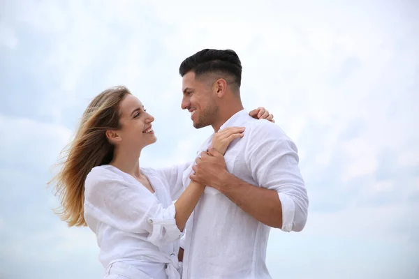 Pareja Feliz Playa Paseo Romántico — Foto de Stock