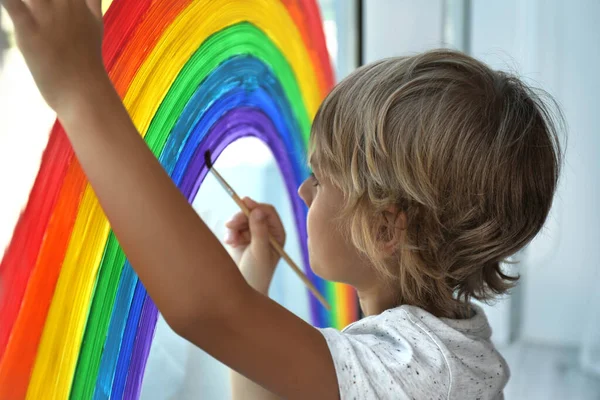 Kleiner Junge Zeichnet Regenbogen Auf Fenster Bleibt Hause — Stockfoto