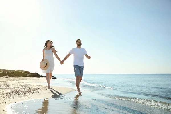 Joyeux Jeune Couple Sur Plage Près Mer Voyage Lune Miel — Photo