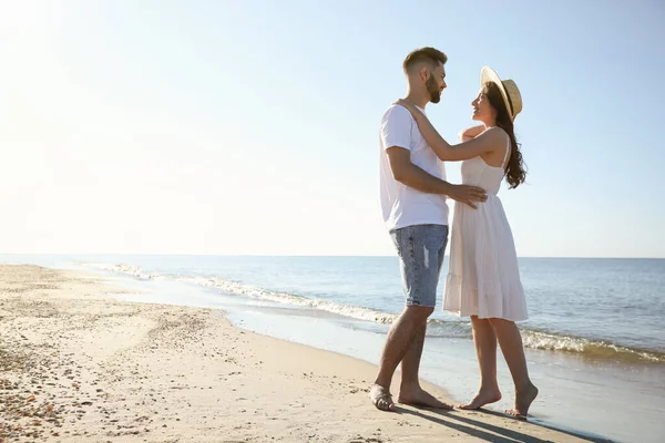 Glada Unga Par Stranden Nära Havet Bröllopsresa — Stockfoto