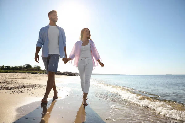 Glada Unga Par Promenader Stranden Nära Havet Bröllopsresa — Stockfoto