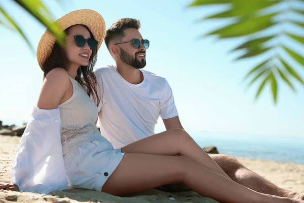 Jovem Casal Feliz Praia Perto Mar Viagem Lua Mel — Fotografia de Stock