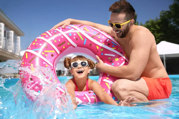 Vater Und Tochter Haben Spaß Schwimmbad Familienurlaub — Stockfoto