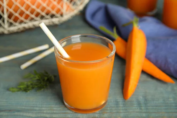 Glas Nylagad Morotsjuice Träbord — Stockfoto