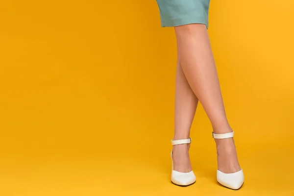 Mulher Usando Sapatos Elegantes Fundo Amarelo Close Espaço Para Texto — Fotografia de Stock
