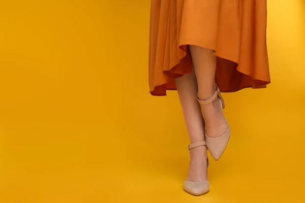 Mulher Usando Sapatos Elegantes Fundo Amarelo Close Espaço Para Texto — Fotografia de Stock