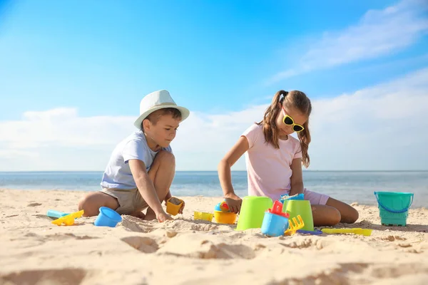 Lindos Niños Pequeños Jugando Con Juguetes Plástico Playa Arena —  Fotos de Stock