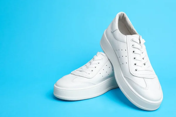 Sapatos Brancos Elegantes Fundo Azul Claro Espaço Para Texto — Fotografia de Stock