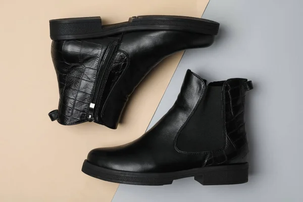 Stijlvolle Zwarte Vrouwelijke Laarzen Kleur Achtergrond Plat Lay — Stockfoto