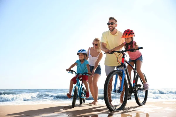 Des Parents Heureux Apprenant Aux Enfants Faire Vélo Sur Une — Photo