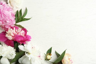 Beyaz ahşap masa üzerinde güzel şakayıklar, düz yatış. Metin için boşluk