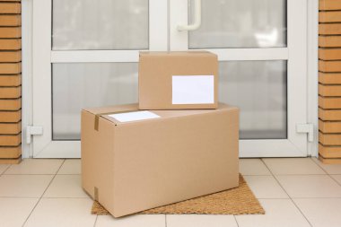 Girişteki paspasın üzerine paket bırakılmış.