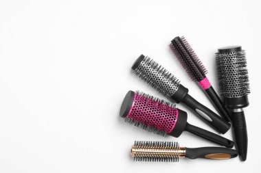 Beyaz arkaplanda yuvarlak saç fırçaları olan kompozisyon, üst görünüm