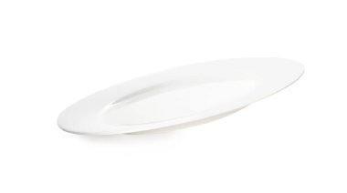 Temiz boş seramik tabak beyaz üzerine izole