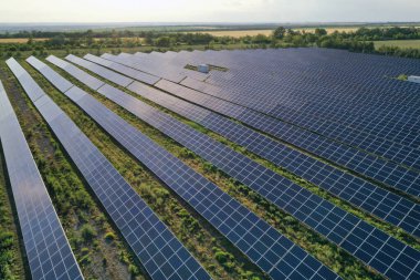 Güneş panelleri dışarı kurulmuş, hava manzaralı. Alternatif enerji kaynağı