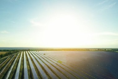 Güneş panelleri dışarı kurulmuş, hava manzaralı. Alternatif enerji kaynağı