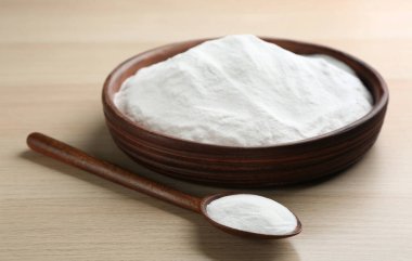 Tahta masada kabartma tozu ile kase ve kaşık