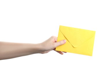 Beyaz arka planda sarı kağıt zarf tutan kadın, yakın plan.