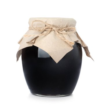 Meyve reçeli kavanozu beyaza izole edilmiş