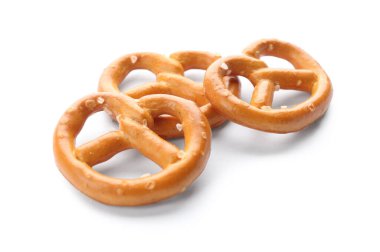 Lezzetli çıtır krakerler beyazda izole edilmiş.