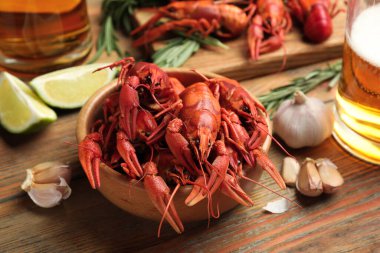 Ahşap masada lezzetli kırmızı kaynamış kerevit kompozisyonu, yakın plan.