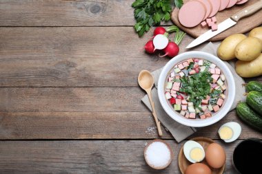 Okroshka 'nın düz kompozisyonu kvass ve malzemelerle ahşap masa üzerinde, metin için boşluk. Geleneksel Rus yaz çorbası