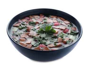 Kvass beyaz üzerine izole edilmiş lezzetli soğuk okroshka. Geleneksel Rus yaz çorbası