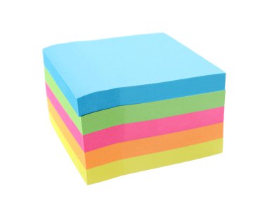 Beyaza izole edilmiş renkli yapışkan notlar. Okul sayfası