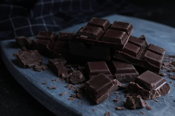 Gri Tahtada Lezzetli Siyah Çikolata Parçaları — Stok fotoğraf