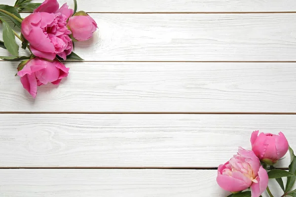 Prachtige Roze Pioenrozen Witte Houten Ondergrond Vlak Gelegd Ruimte Voor — Stockfoto