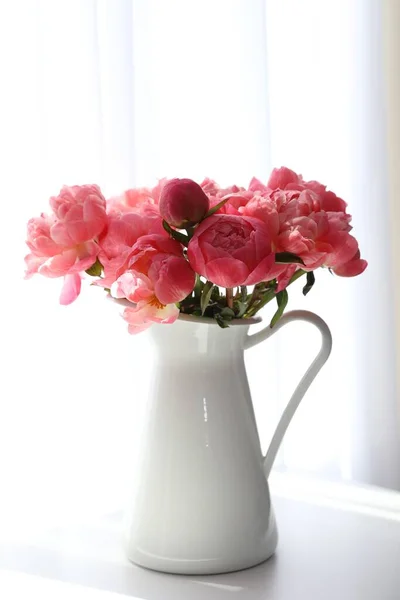 テーブルの上の花瓶の香りの牡丹の美しい花束屋内 — ストック写真