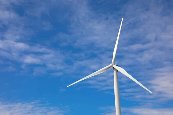 Ветрогенератор Против Прекрасного Голубого Неба Альтернативный Источник Энергии — стоковое фото