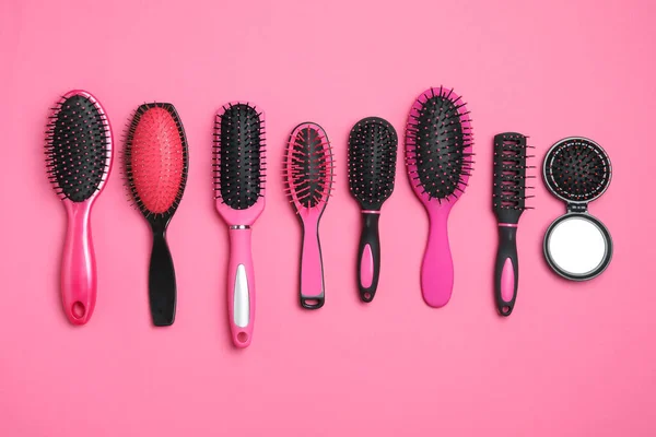 Composição Leigos Planos Com Escovas Cabelo Modernas Fundo Rosa — Fotografia de Stock