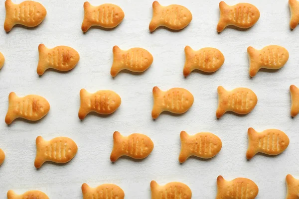 Leckere Goldfischcracker Auf Weißem Tisch Flach Gelegt — Stockfoto