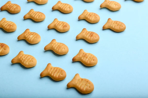 Deliciosos Biscoitos Peixe Dourado Fundo Azul Claro Close — Fotografia de Stock