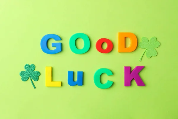 Frase Boa Luck Feita Letras Cor Folhas Trevo Fundo Verde — Fotografia de Stock