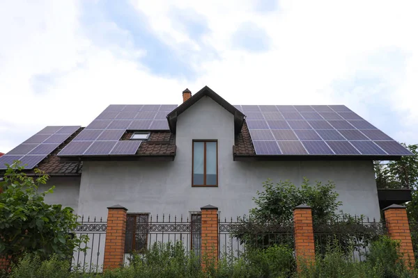 Σπίτι Εγκατεστημένα Ηλιακά Πάνελ Στην Οροφή Εναλλακτική Πηγή Ενέργειας — Φωτογραφία Αρχείου